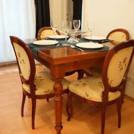Vazquez Budapest