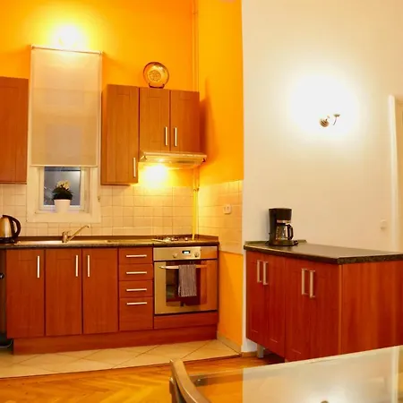 Vazquez Budapest